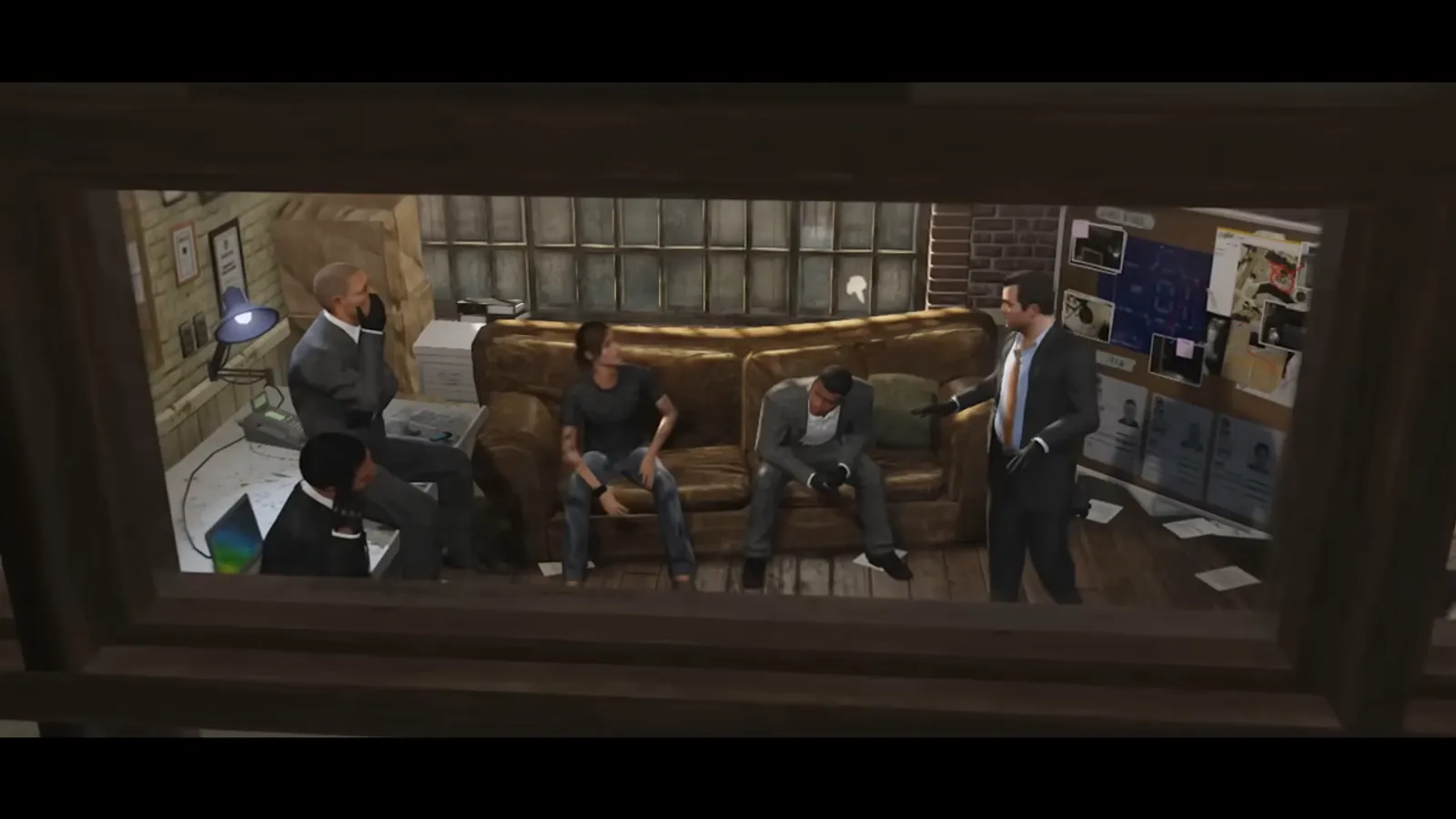 計画ボードのある部屋のソファに座る強盗クルー（GTA5公式トレーラーより）